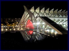 El Museu de les Ciències Príncipe Felipe, an interactive science museum with impressive architecture that resembles the skeleton of a whale and covers 40,000 m². This is the most massive of the structures and is situated in the center of the science area, 220m long, 80m wide and 55 m high. It opened in 2000 and was designed by Calatrava. It is surrounded by part of the Turia Gardens.